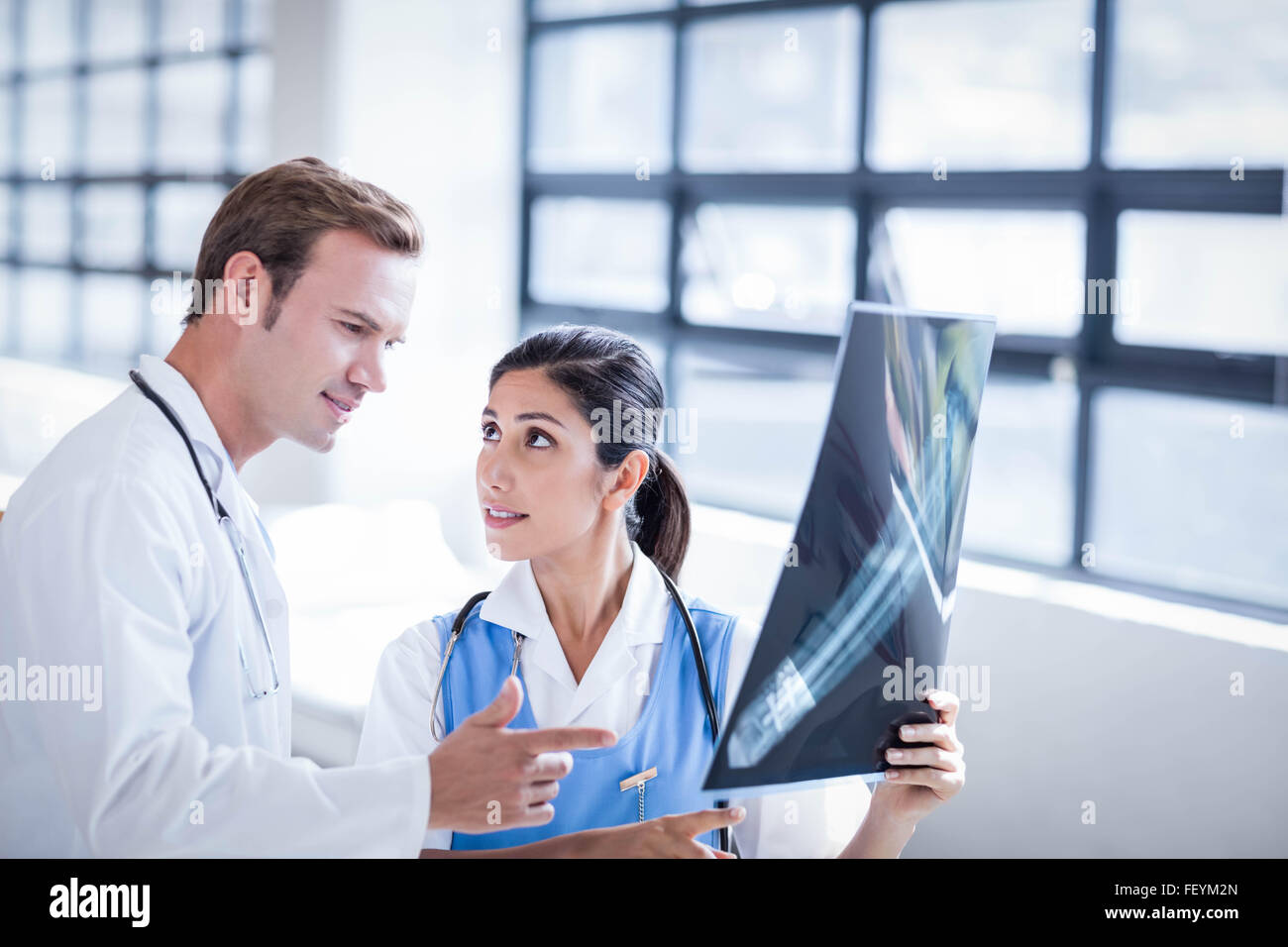 L'équipe médicale à la recherche à l'ensemble des rayons x Banque D'Images