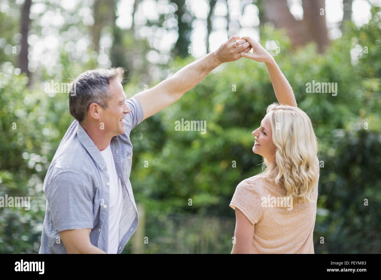 Cute couple holding hands Banque D'Images