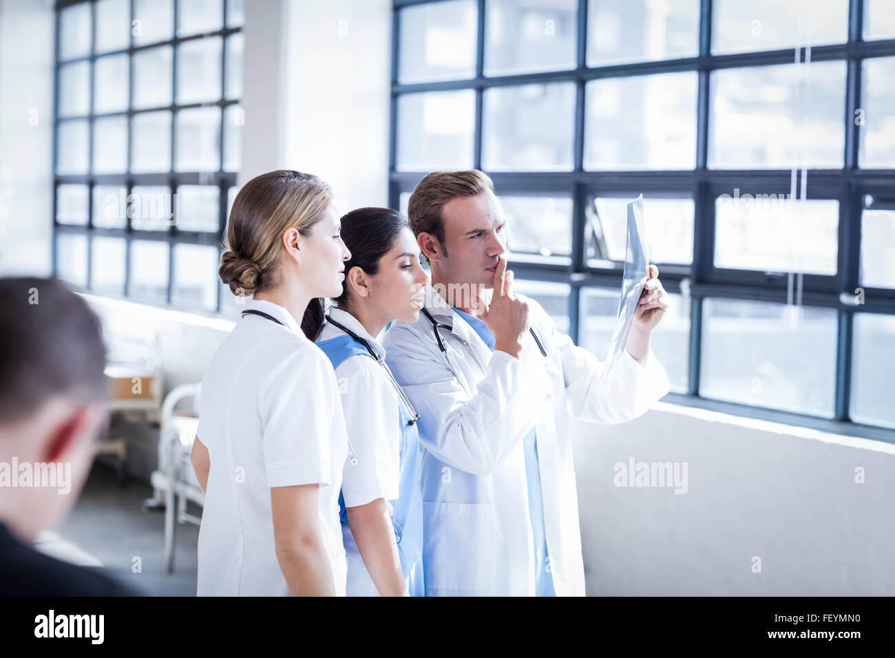 L'équipe médicale à la recherche à l'ensemble des rayons x Banque D'Images