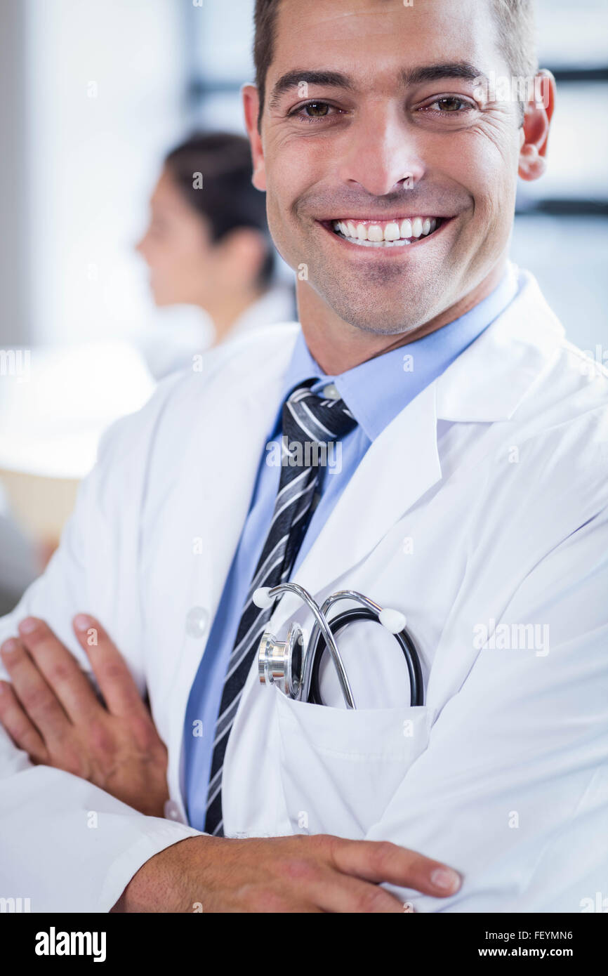 Doctor smiling at the camera Banque D'Images