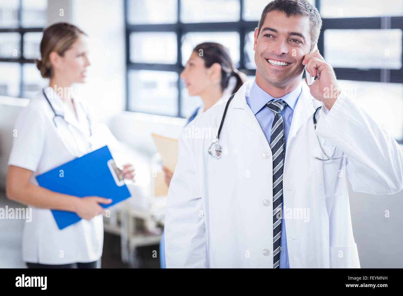 Heureux médecin au téléphone Banque D'Images