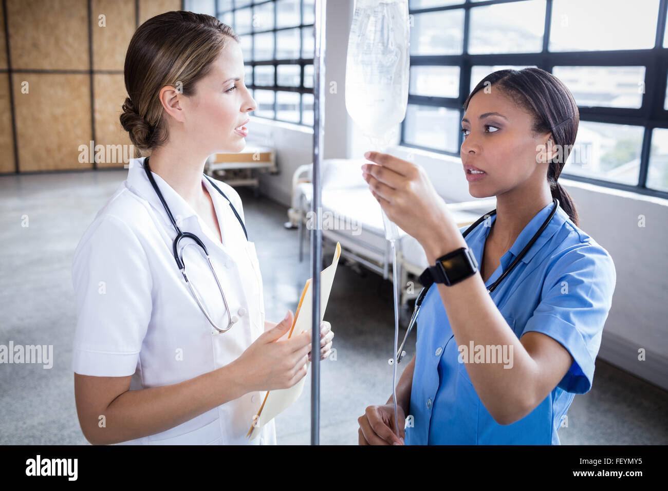 L'équipe médicale de la préparation d'une perfusion IV Banque D'Images