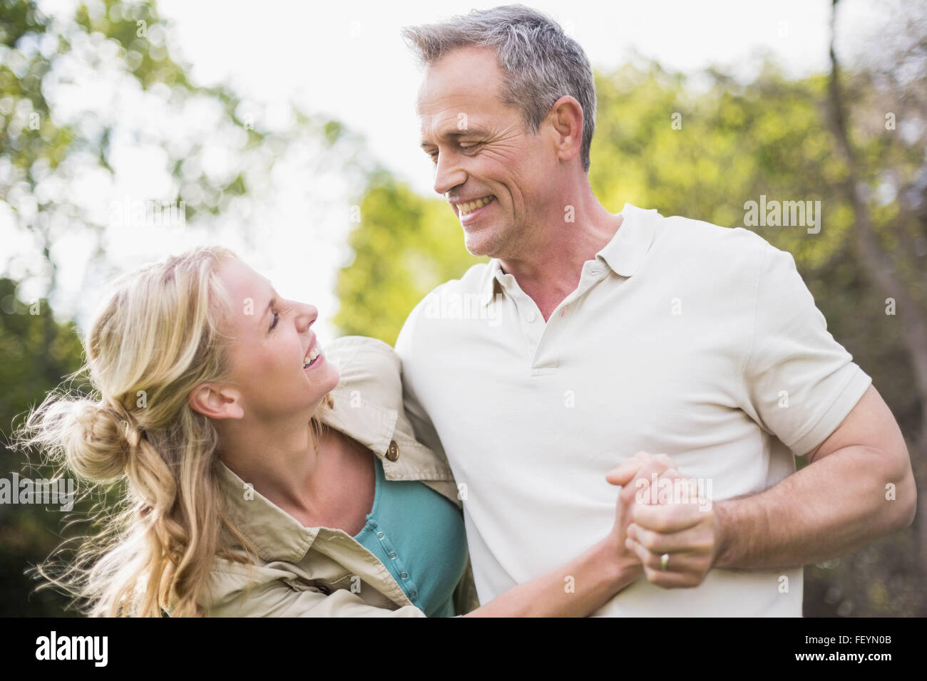 Cute couple dancing and holding hands Banque D'Images