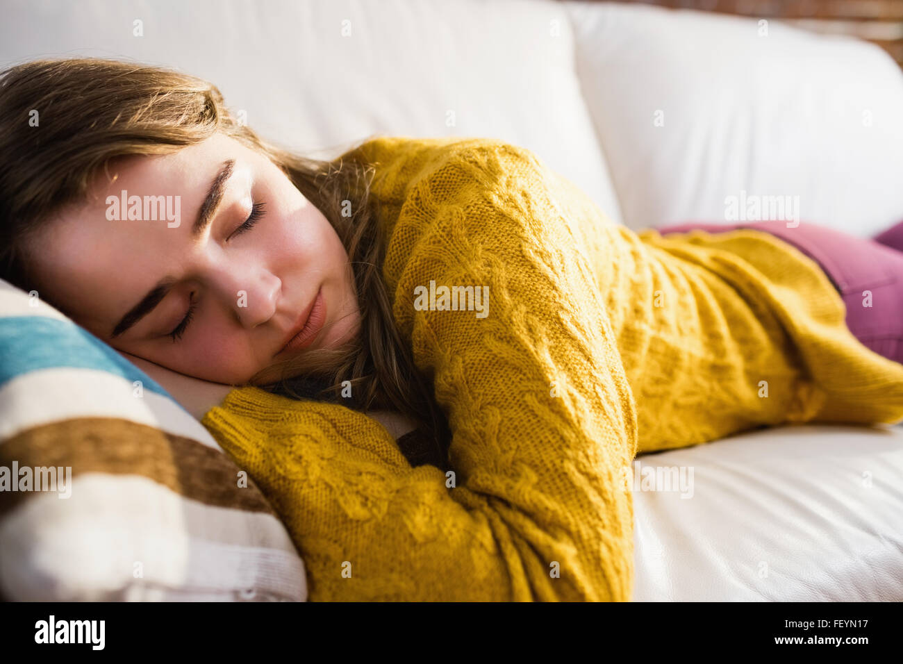 Jolie femme dormir sur le canapé Banque D'Images