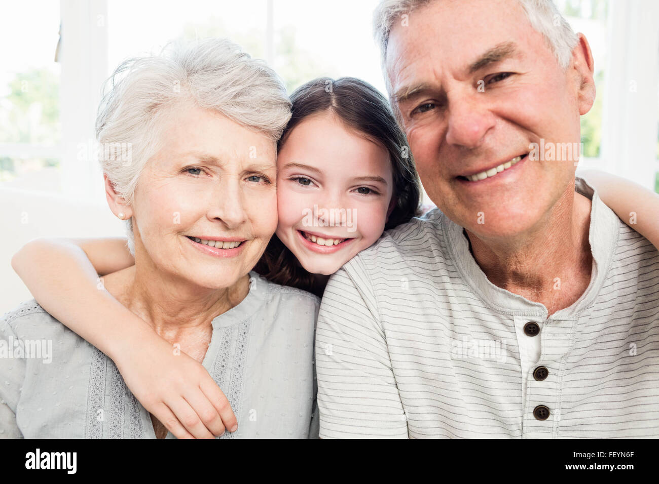 Portrait of smiling grandparents and granddaughter Banque D'Images
