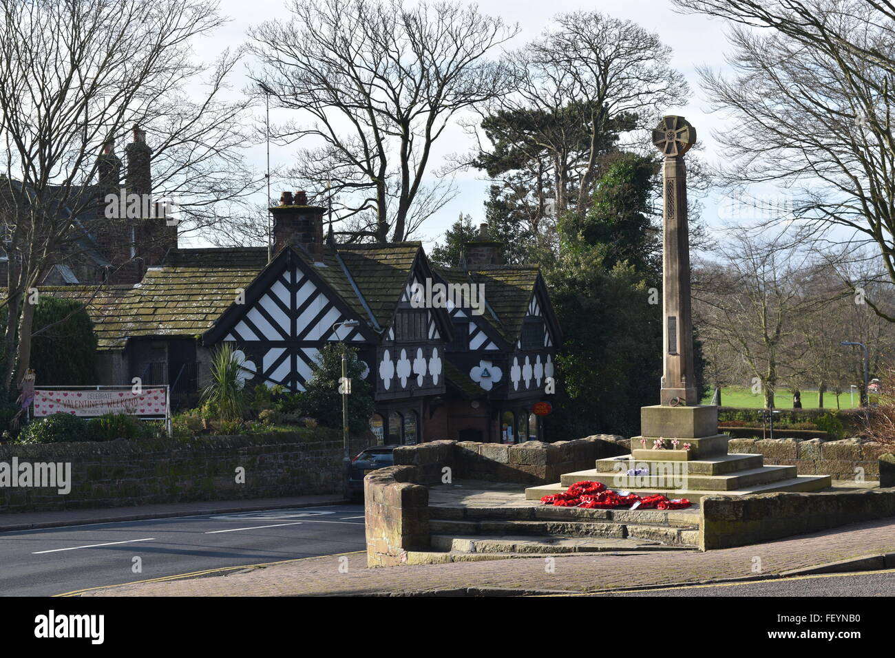 War Memorial et maisons à colombages, Thornton Hough, Wirral. Banque D'Images