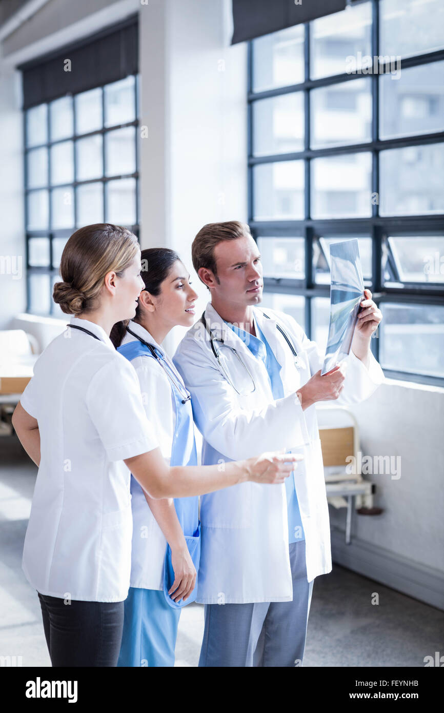 L'équipe médicale à la recherche à l'ensemble des rayons x Banque D'Images