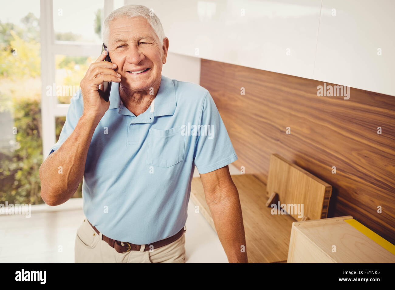 Smiling senior homme sur un appel téléphonique Banque D'Images