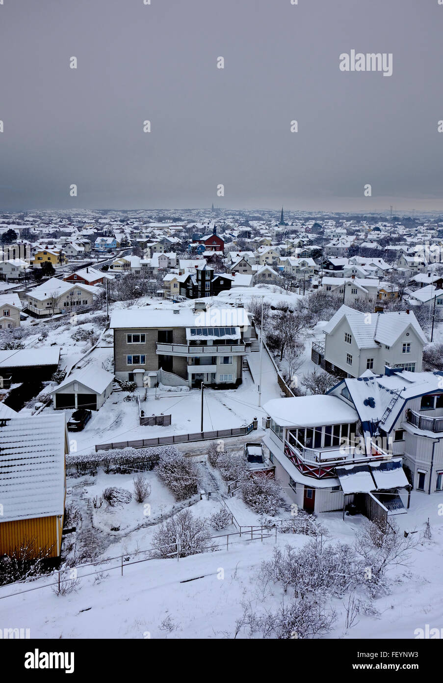 La Suède, Bohuslan, compte tenu de la neige a couvert une zone résidentielle de l'île Hönö Banque D'Images