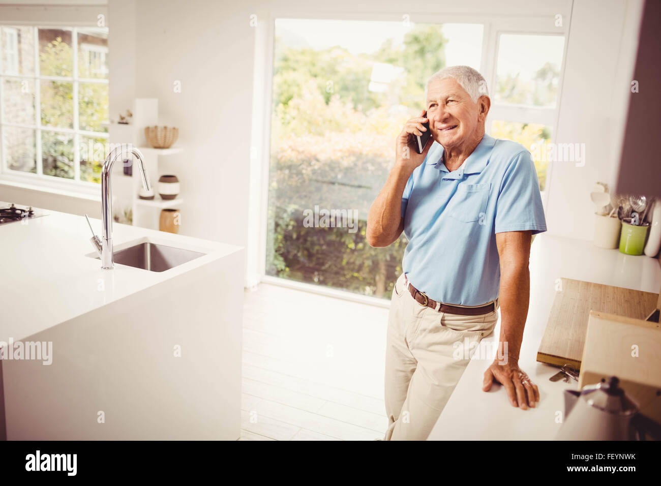 Smiling senior homme sur un appel téléphonique Banque D'Images