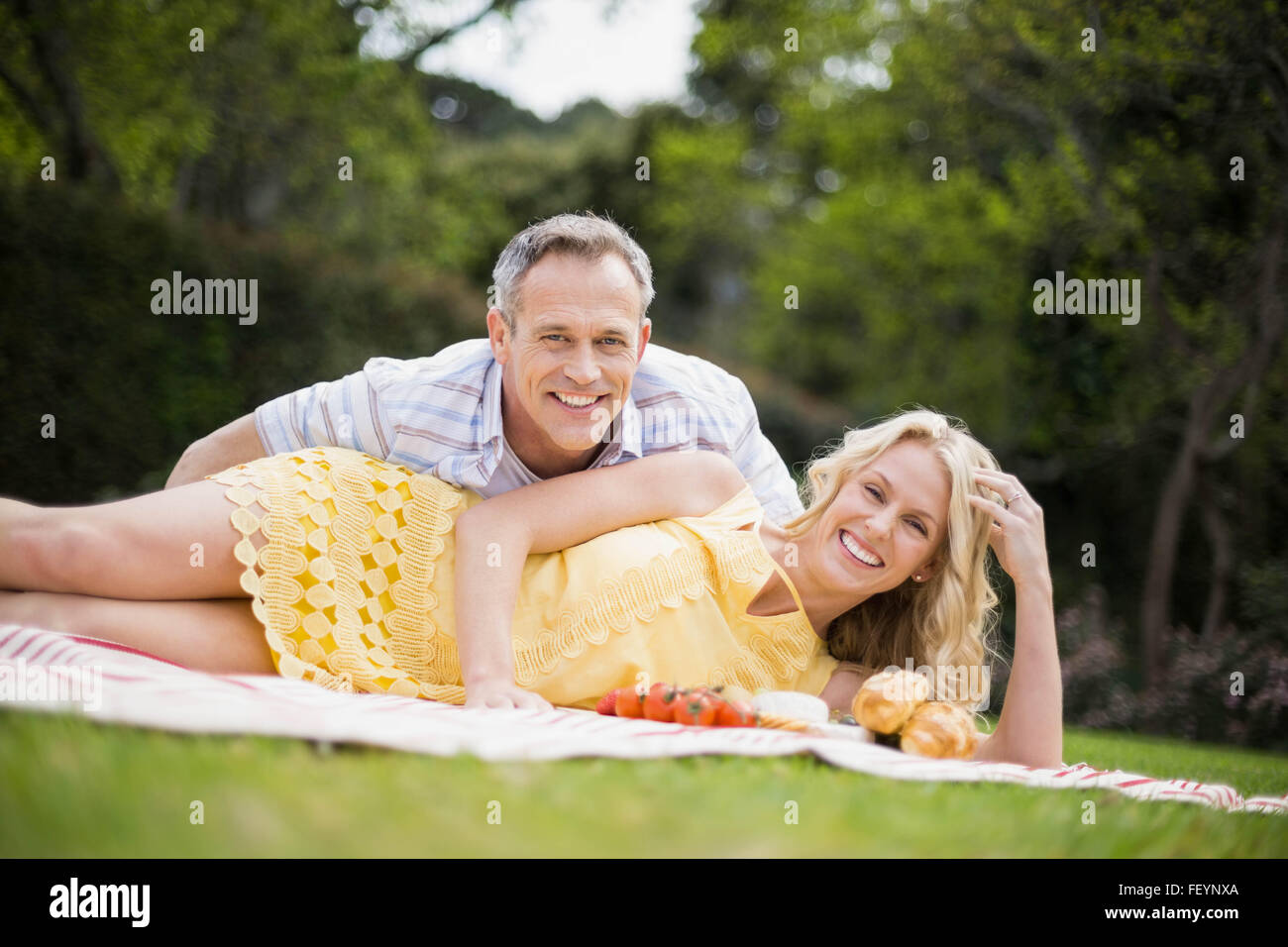 Heureux couple having a picnic Banque D'Images