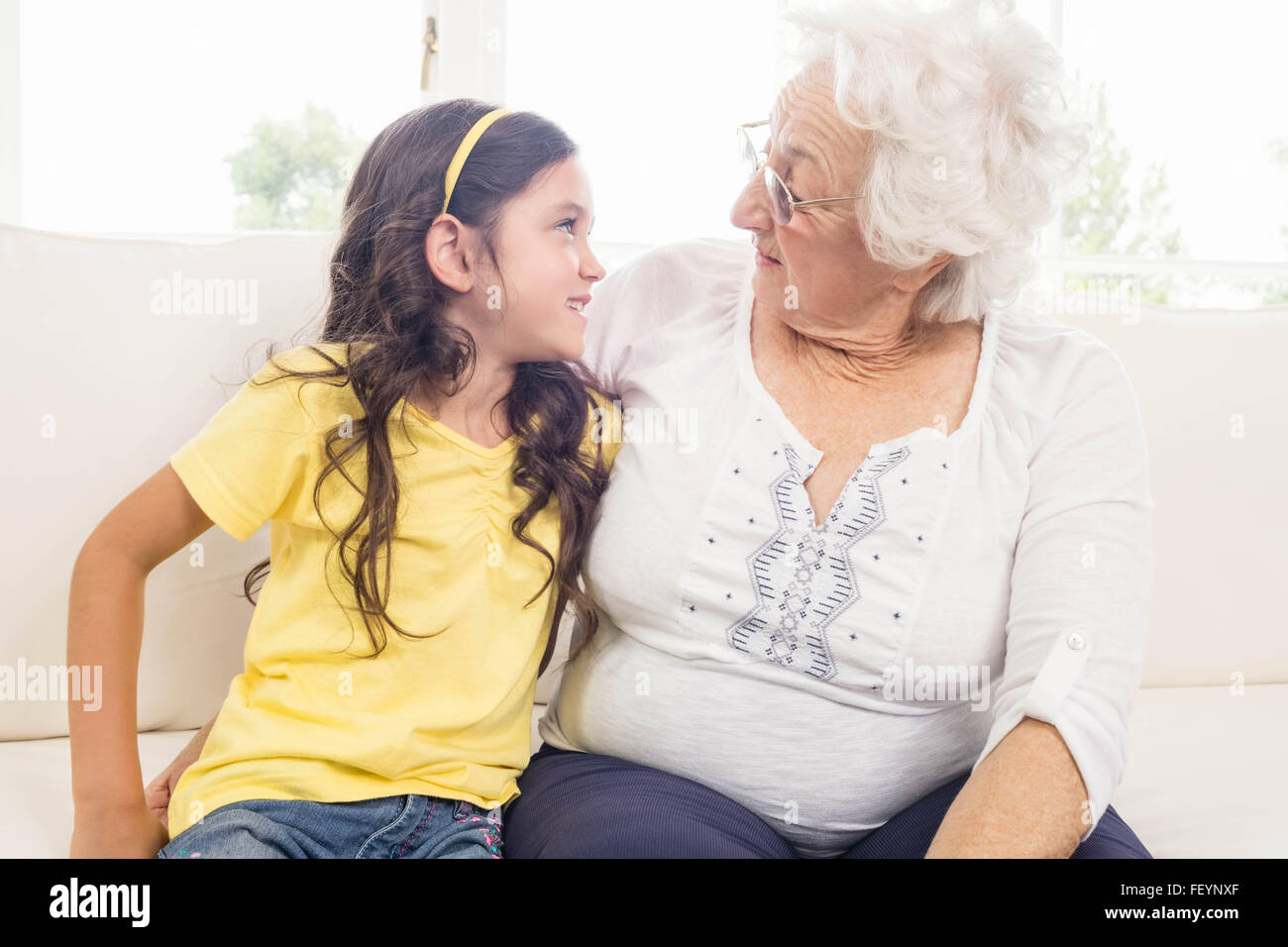 Grand-mère et sa petite-fille à l'un l'autre Banque D'Images