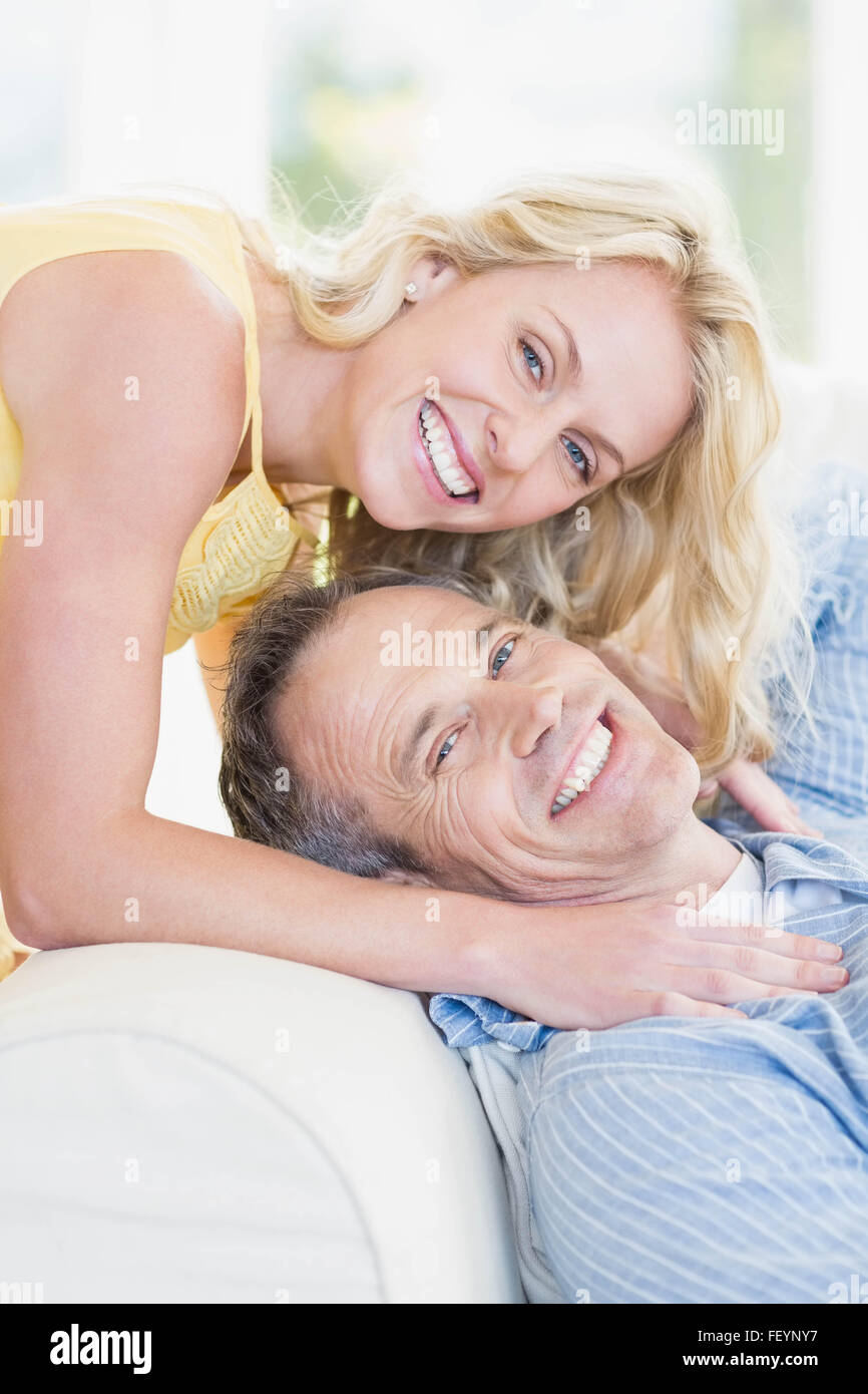 Heureux couple hugging on the couch Banque D'Images