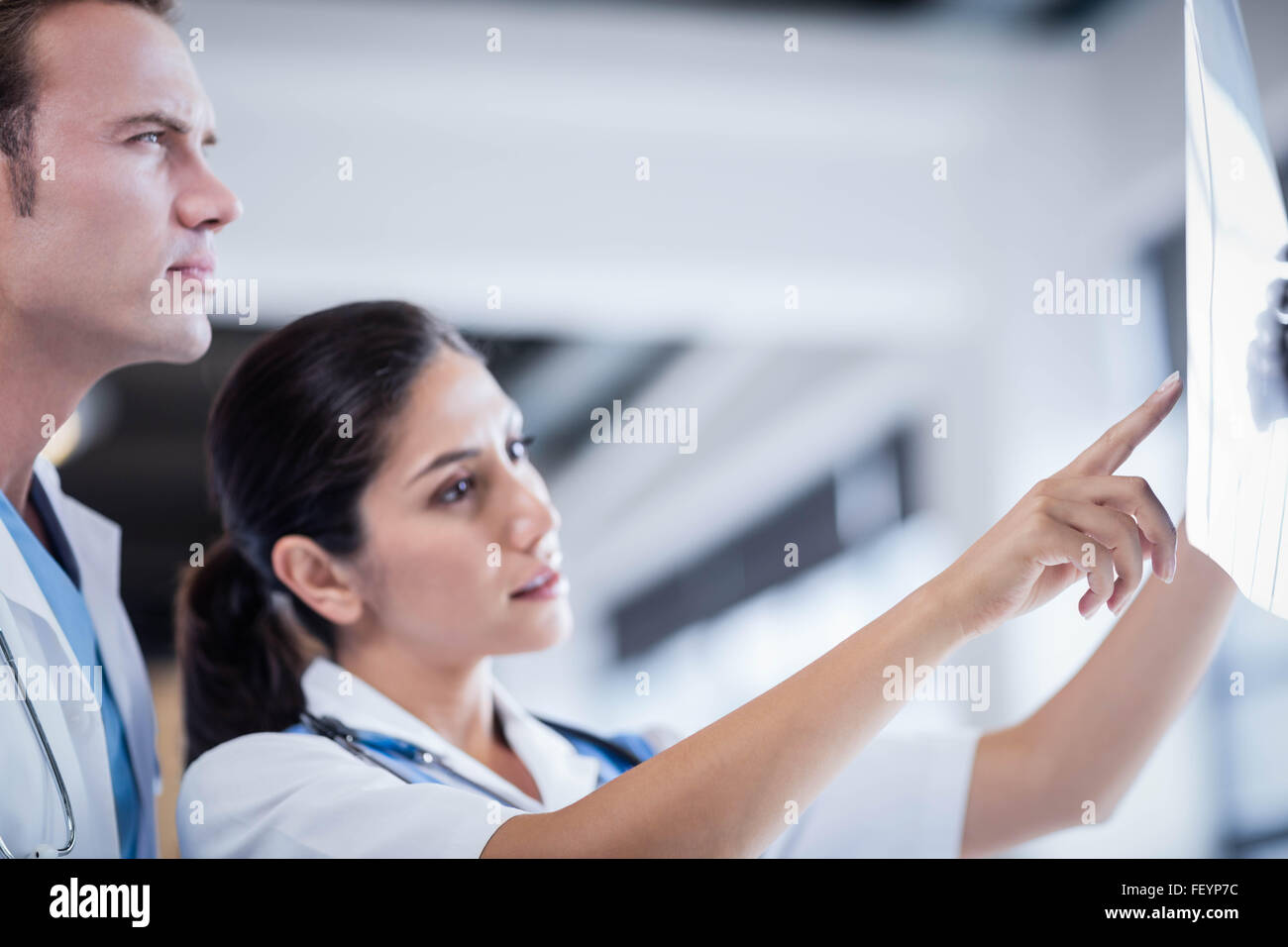 L'équipe médicale à la recherche à l'ensemble des rayons x Banque D'Images