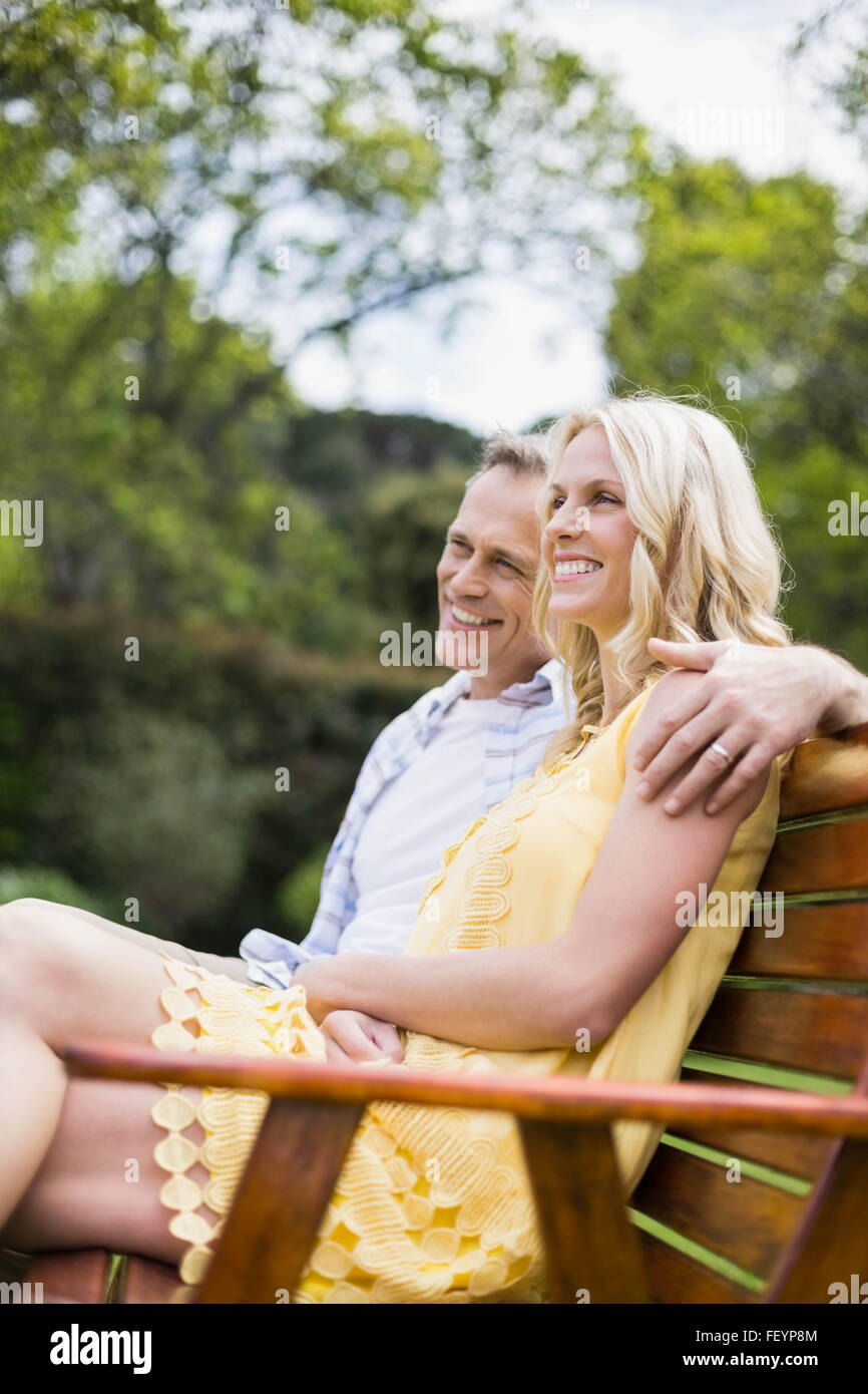 Heureux couple assis sur un banc Banque D'Images