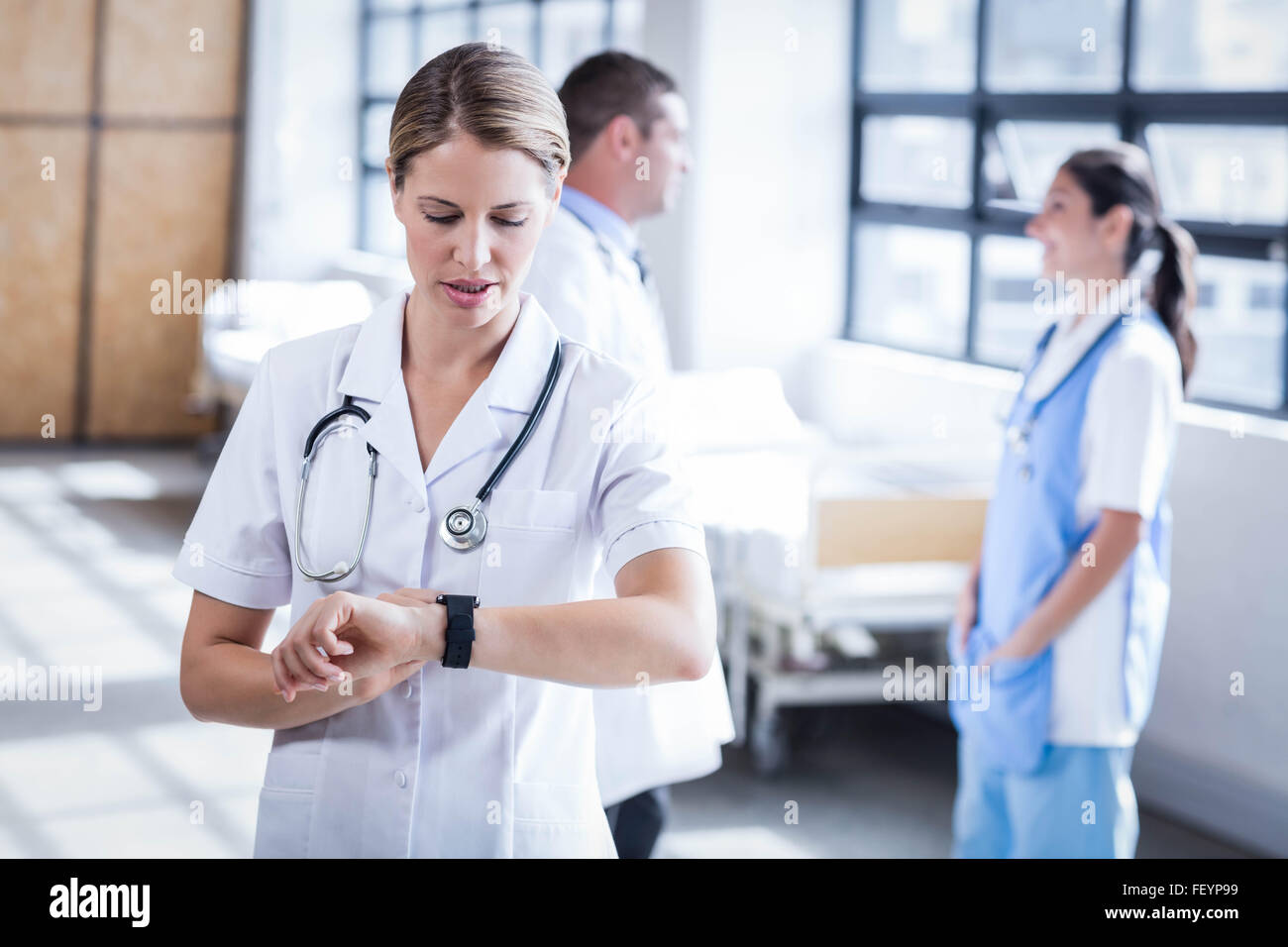 Contrôle de l'infirmière son smart watch Banque D'Images