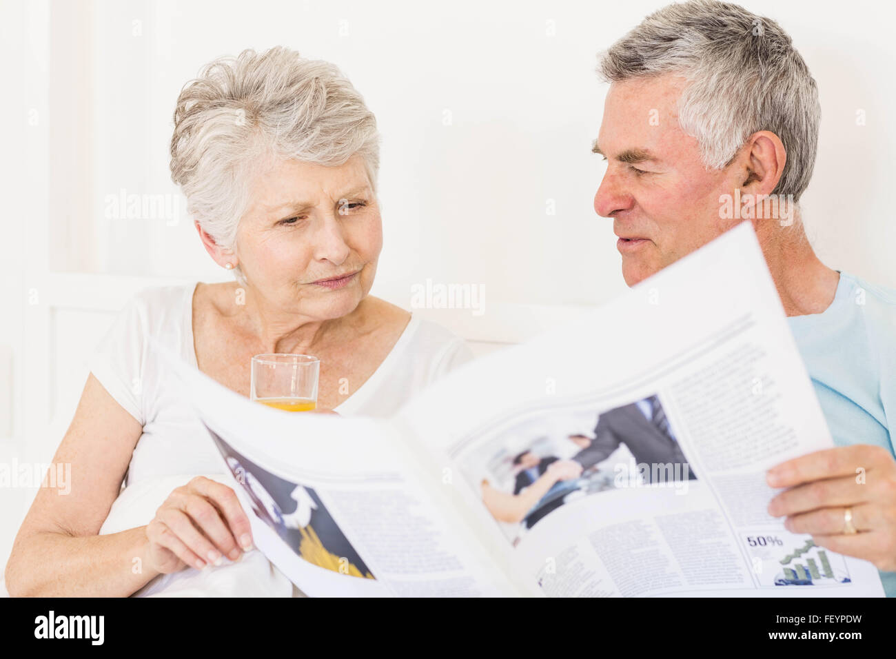 Senior couple reading newspaper Banque D'Images