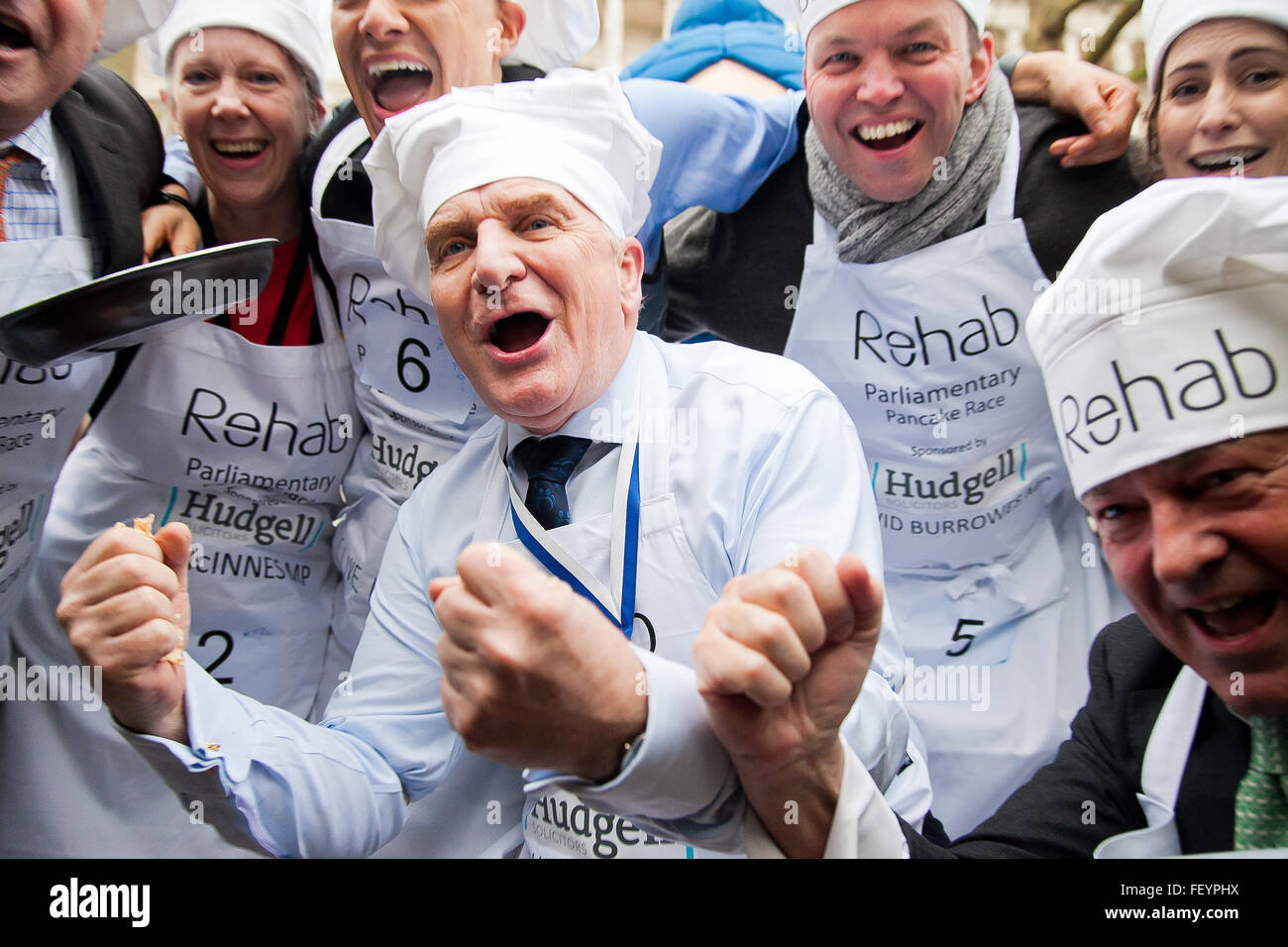 Westminster, Londres, Royaume-Uni. February 9th, 2016 - Cette année, le MPs remporte la course dans la crêpe parlementaire de l'aide de bienfaisance pour personnes handicapées Rehab, défaisant le champion de l'année dernière les médias. Credit : Dinendra Haria/Alamy Live News Banque D'Images