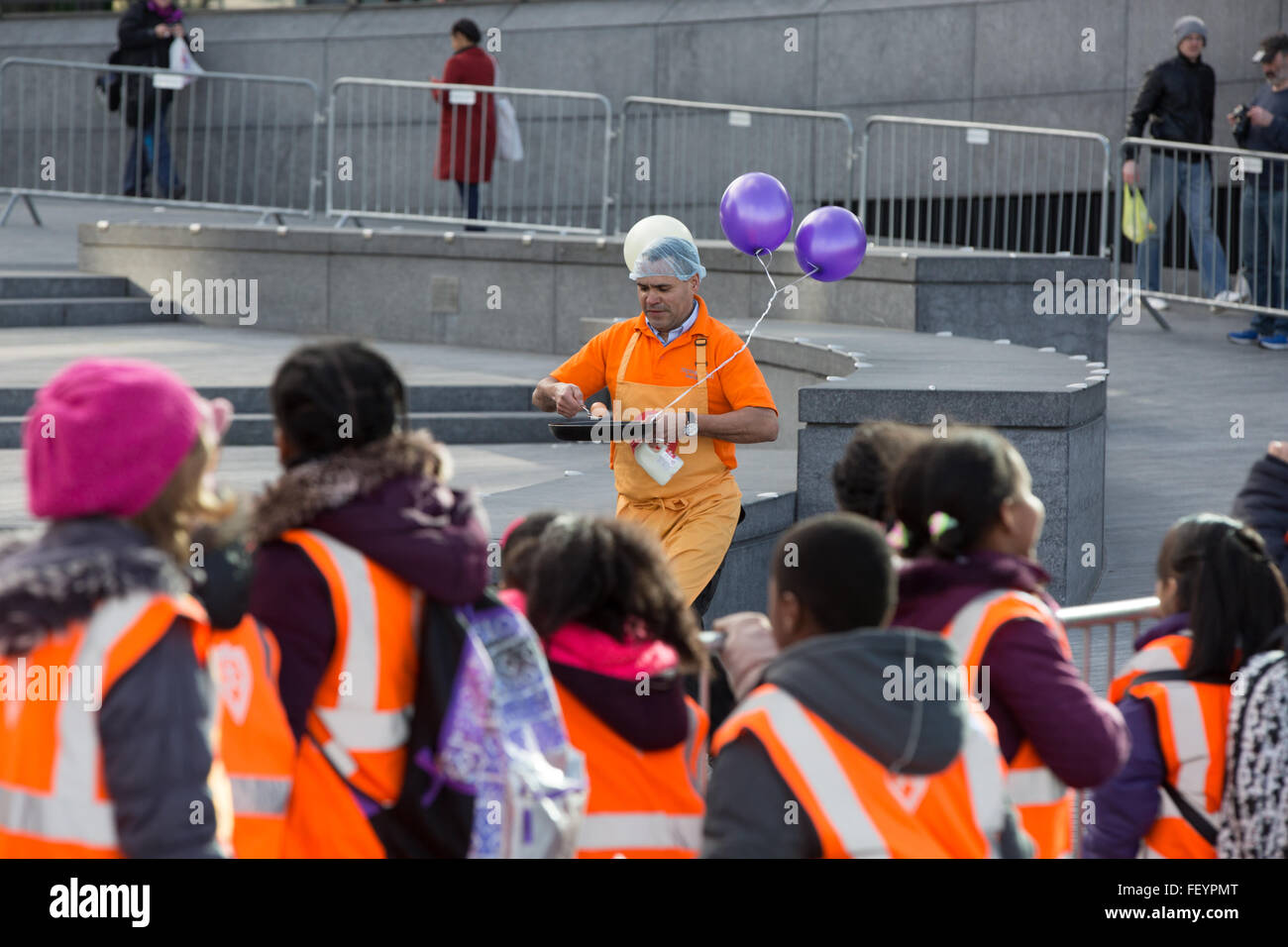 Le London Bridge City Pancake Race, à sa 4e année, est un triathlon de chasse au trésor, la race et d'un opercule. Banque D'Images