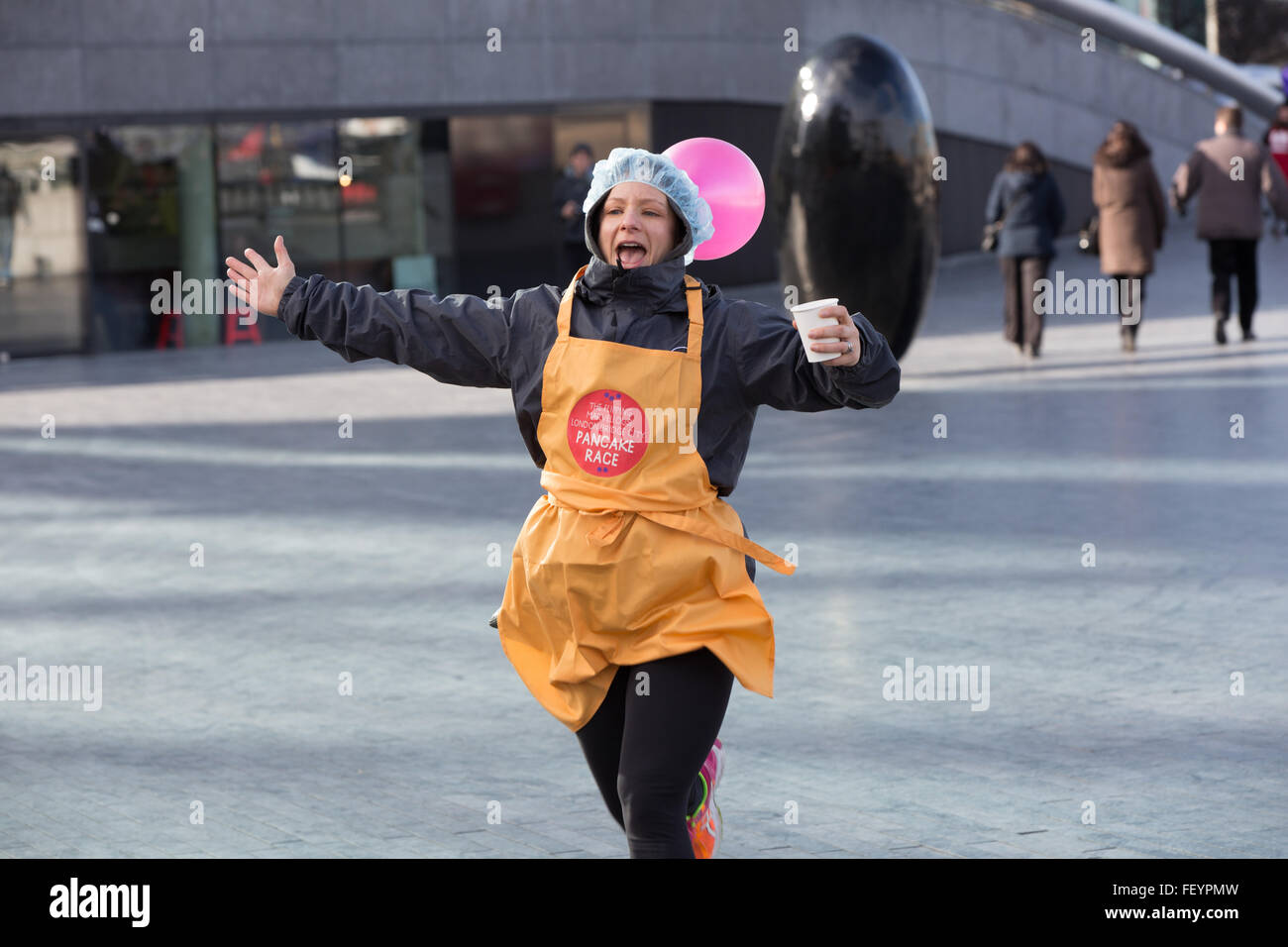 Le London Bridge City Pancake Race, à sa 4e année, est un triathlon de chasse au trésor, la race et d'un opercule. Banque D'Images