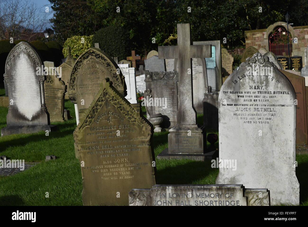 Cimetière à All Saints' Church Parish, Thornton Hough Wirral, UK. Banque D'Images