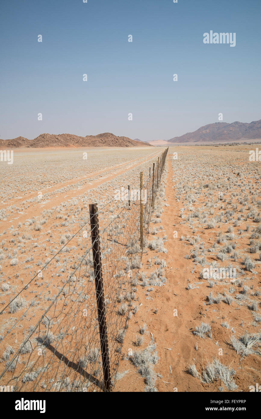 La Namibie Naukluft park un deset à distance avec sable rouge et les montagnes d'auburn Banque D'Images