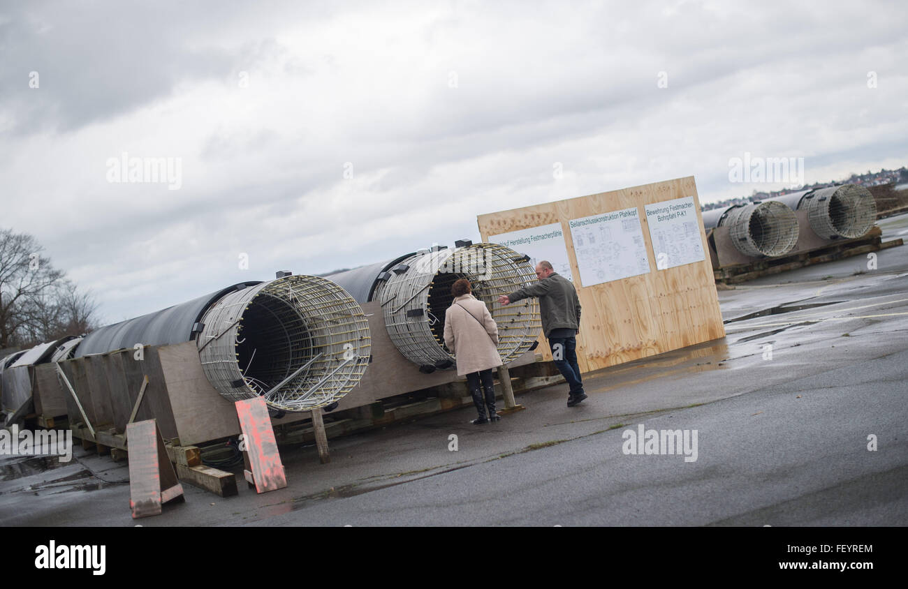 Kiel, Allemagne. Feb 8, 2016. Intéressé les gens de consulter des pieux de béton pré-fab, qui sont des composants de construction pour l'installation de traitement de la désaimantation à Kiel, Allemagne, le 8 février 2016. L'installation est de rendre "invisibles" magnétiquement des navires en mer des mines. PHOTO : LUKAS SCHULZE/DPA/Alamy Live News Banque D'Images