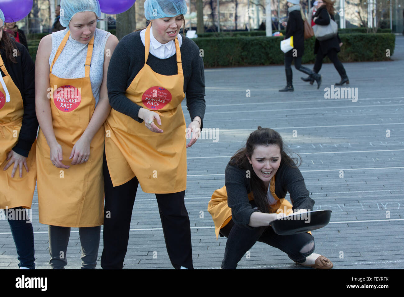 Le London Bridge City Pancake Race, à sa 4e année, est un triathlon de chasse au trésor, la race et d'un opercule. Banque D'Images