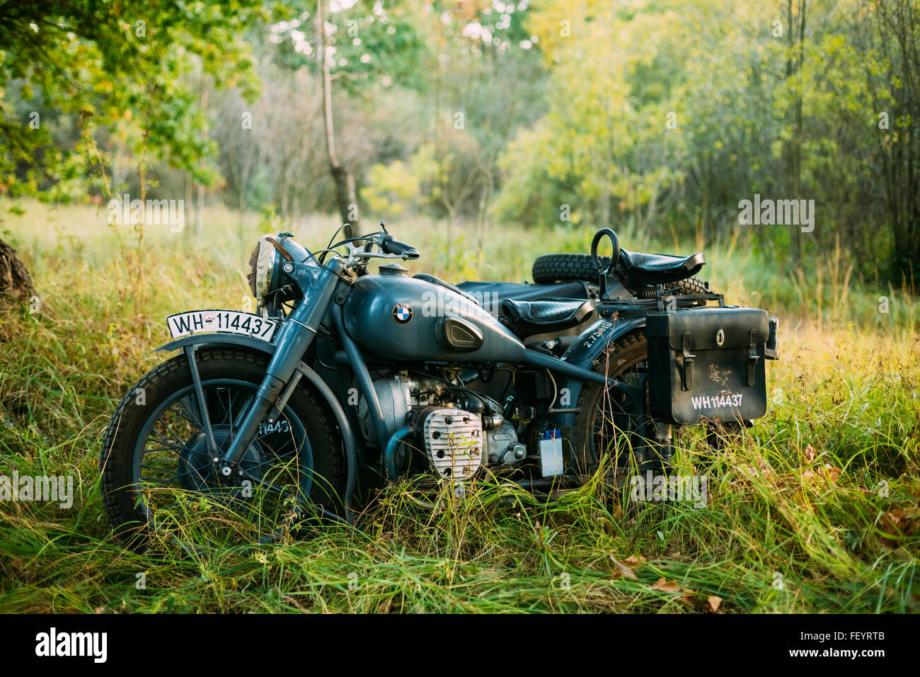 Teryuha, Bélarus - 3 octobre, 2015 : BMW R75 moto, moto en forêt d'été Banque D'Images