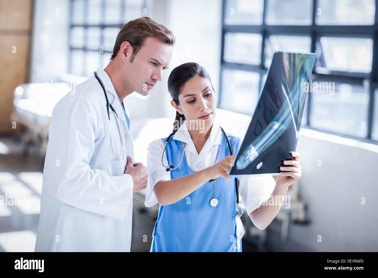 L'équipe médicale à la recherche à l'ensemble des rayons x Banque D'Images