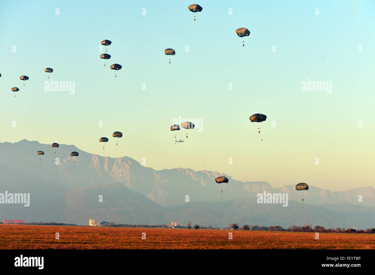Les parachutistes américains affectés à la 54e bataillon du génie de la Brigade, 173e Brigade aéroportée, effectuer une opération aéroportée d'une 86e de l'US Air Force Air Wing C-130 Hercules au Drop Zone Juliette à Pordenone, Italie, 2 décembre 2015. La 173e Brigade aéroportée de l'armée américaine est la force de réaction d'urgence en Europe, capables de projeter des forces n'importe où aux États-Unis, d'Europe centrale ou de l'Afrique domaines de responsabilité des commandes dans les 18 heures. Banque D'Images