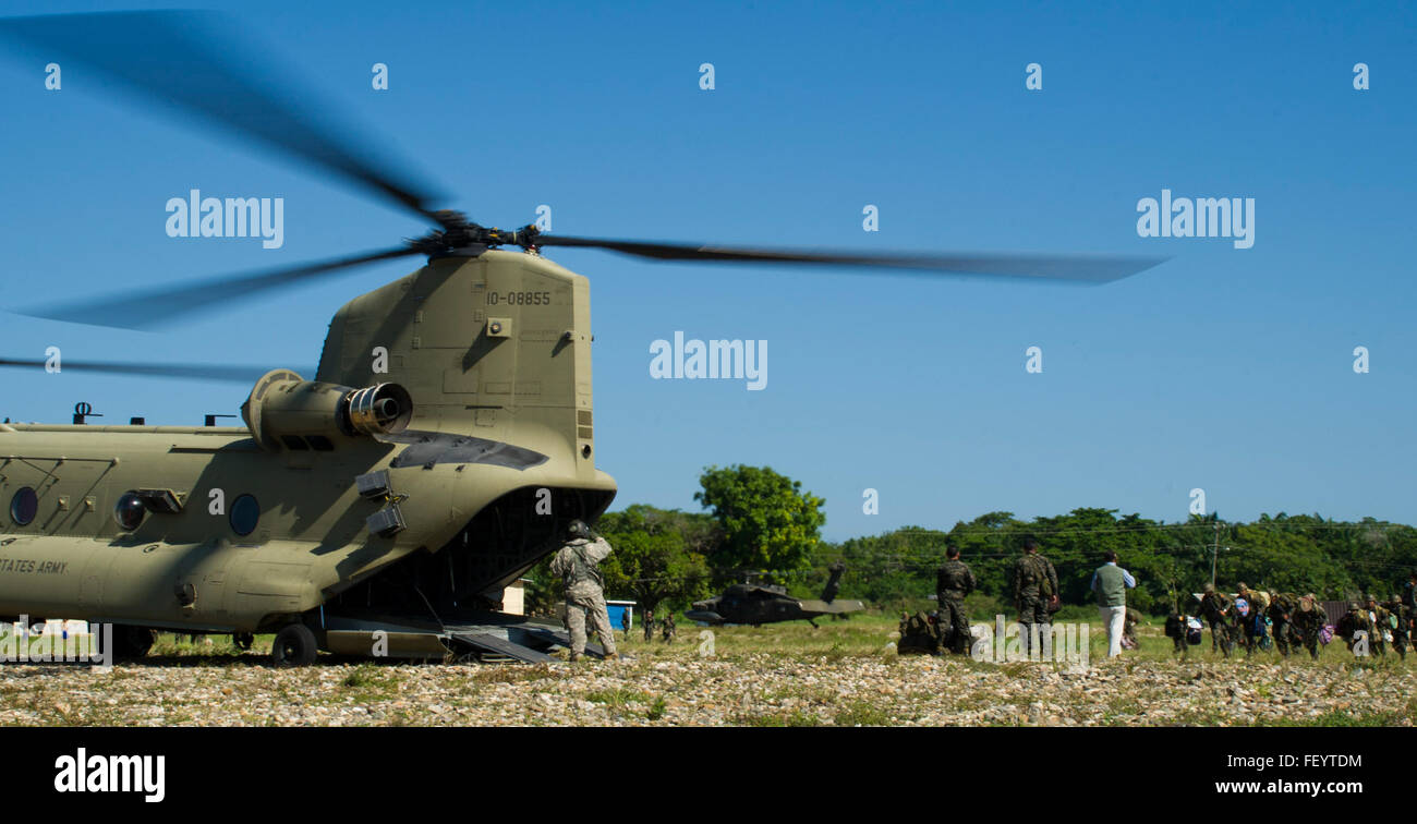 Le sergent de l'armée américaine. David Pressnell, 1-228ème régiment d'aviation du mécanicien de diriger des soldats honduriens des engins de chargement et de personnel à l'arrière d'un CH-47 Chinook de l'armée américaine le 16 décembre 2015, dans le département de Gracias a Dios (état) du Honduras lors d'un mouvement de troupes aux États-Unis offre un soutien à. Les deux jours des déplacements s'inscrit dans une opération appelée CARAVANA, dont les États-Unis ont pris en charge depuis octobre 2014, d'aider le gouvernement du Honduras à interrompre le flux du trafic illicite de stupéfiants dans la région Banque D'Images