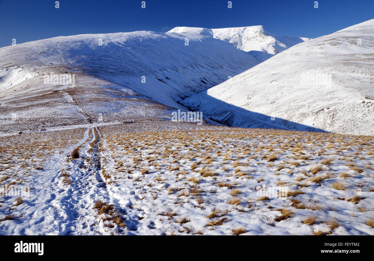 Pèse-personne est tombée d'en haut Mousthwaite et Blencathra Col en hiver Banque D'Images