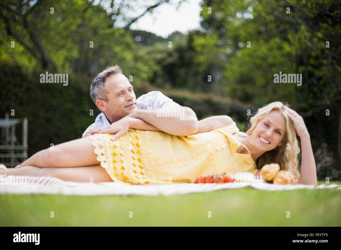 Heureux couple having a picnic Banque D'Images