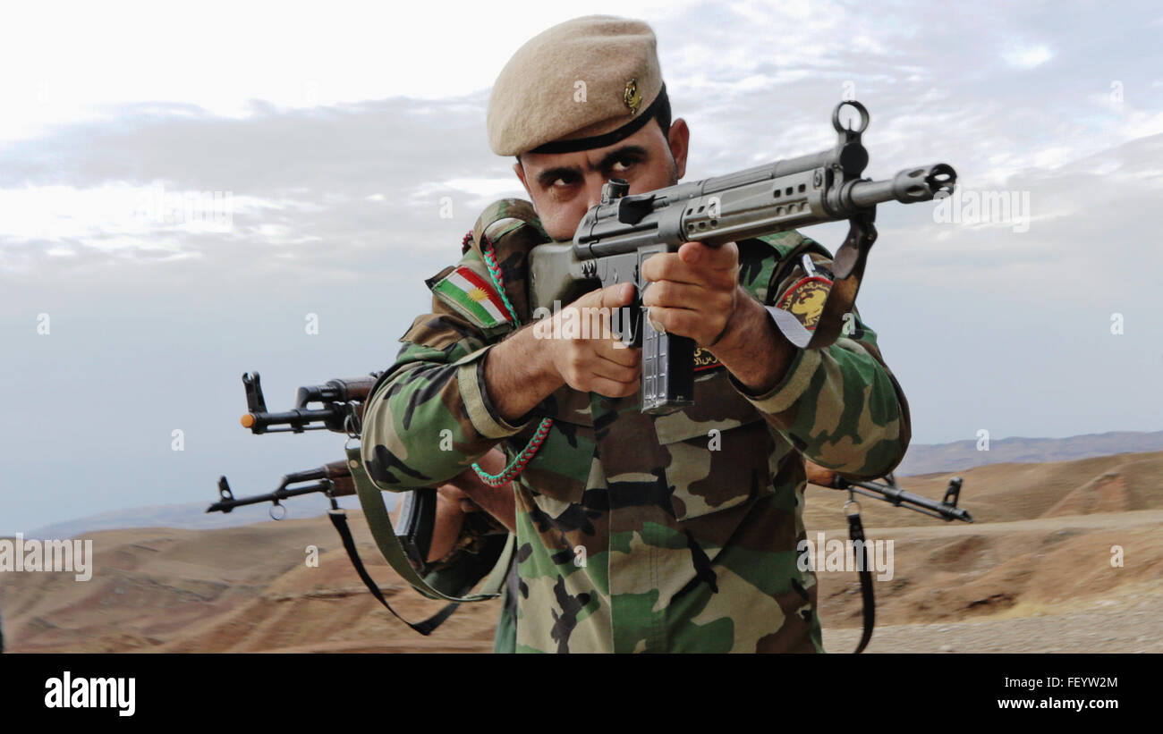 Un soldat prend la tête au cours de peshmergas manoeuvre de combat urbain, le 29 octobre 2015 Formation, près d'Erbil, Irak. La formation à l renforcer les capacités des partenaires nationaux fait partie intégrante de la Force opérationnelle interarmées - Fonctionnement du résoudre inhérent effort multinational pour former des soldats peshmergas à l'encontre de l'État islamique d'Irak et du Levant. Banque D'Images