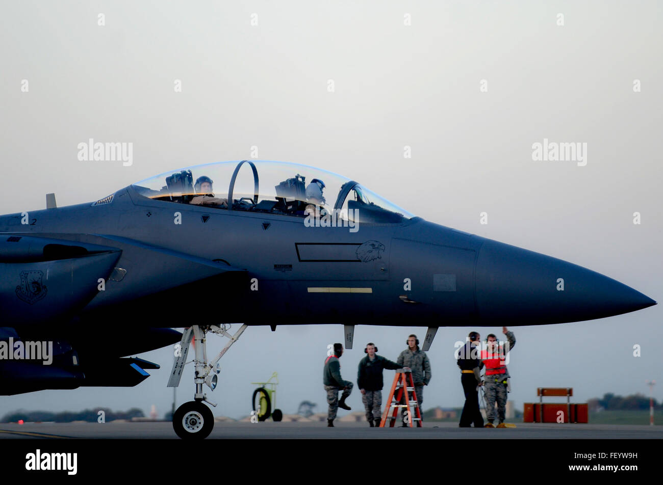Un U.S. Air Force F-15E Strike Eagle se prépare à quitter RAF Lakenheath pour appuyer l'Opération Détermination inhérente, Novembre 12, 2015. Les avions de la 48e Escadre de chasse déployés sur la base aérienne d'Incirlik, en Turquie, de mener des missions de contre-ISIL en Iraq et en Syrie. Ce double-rôle fighter jet est conçu pour effectuer de l'air-air et air-sol missions dans toutes les conditions météorologiques. ( Hauts Airman Erin Trower/libérés) Banque D'Images