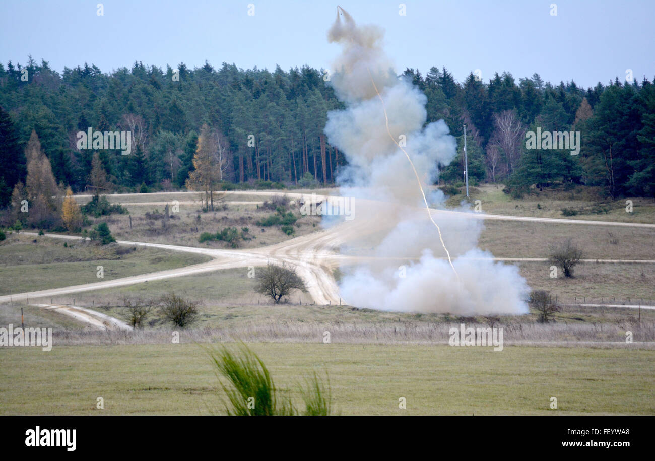 Une fusée propulse un ligne de charges explosives C-4 en tant que soldats du 10e bataillon du génie, 1st Armored Brigade Combat Team, 3ème Division d'infanterie de ligne de feu d'un déminage chargée pour violation d'un obstacle à la zone d'entraînement Grafenwoehr, Allemagne, 19 novembre. La violation était partie d'une exercice de tir réel qui ont intégré une lane violation, démonter, manœuvres synchronisées l'appui aérien rapproché, l'artillerie, les mortiers, et de reconnaissance au cours de l'exercice. Banque D'Images Une fusée propulse un ligne de charges explosives C-4 en tant que soldats du 10e bataillon du génie, 1st Armored Brigade Combat Team, 3ème Division d'infanterie de ligne de feu d'un déminage chargée pour violation d'un obstacle à la zone d'entraînement Grafenwoehr, Allemagne, 19 novembre. La violation était partie d'une exercice de tir réel qui ont intégré une lane violation, démonter, manœuvres synchronisées l'appui aérien rapproché, l'artillerie, les mortiers, et de reconnaissance au cours de l'exercice. Banque D'Images