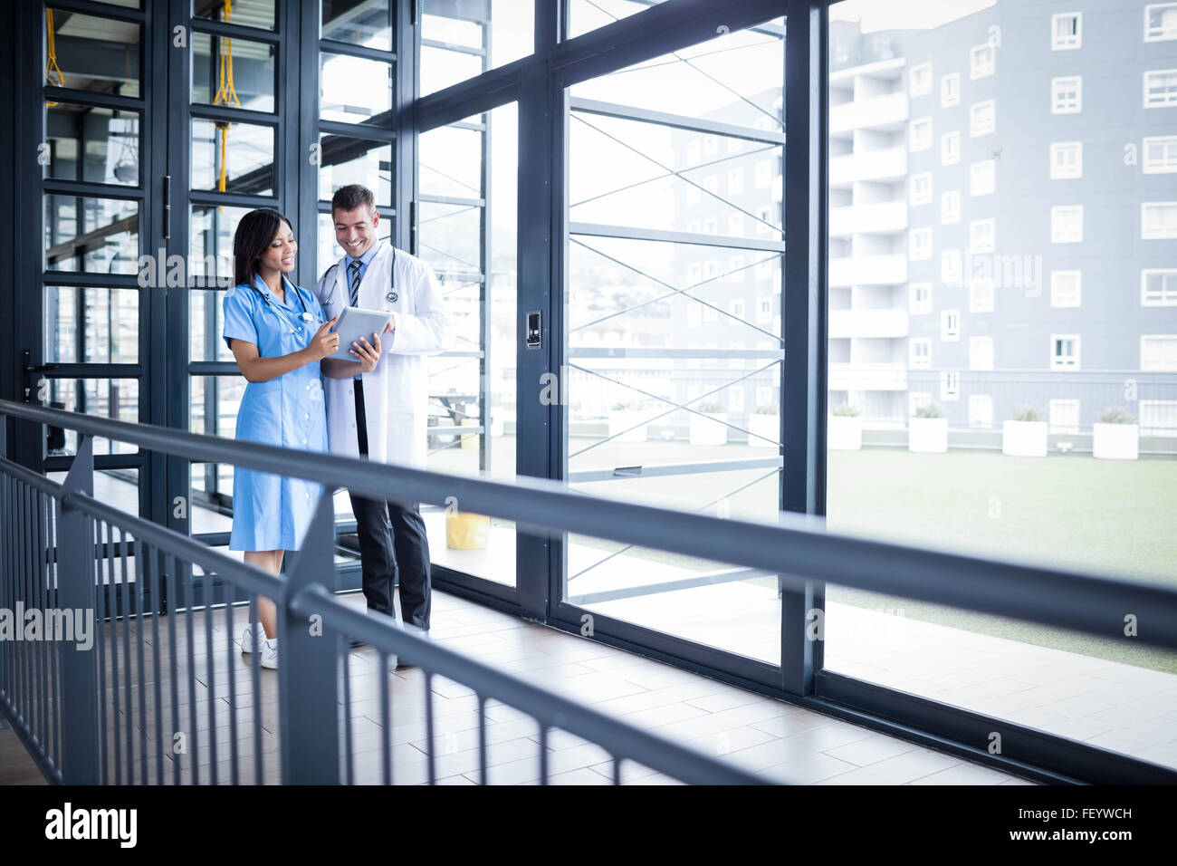 Discuter des résultats de l'équipe médicale Banque D'Images