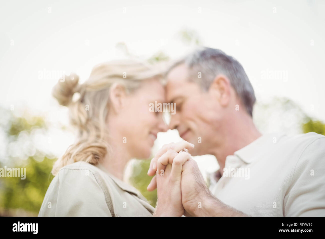 Cute couple dancing and holding hands Banque D'Images