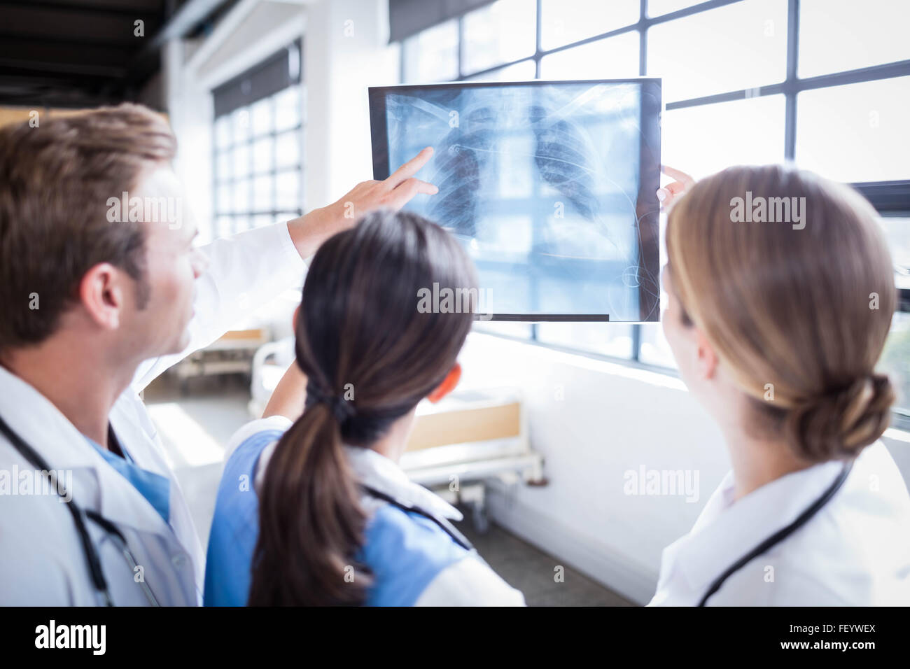 L'équipe médicale à la recherche à l'ensemble des rayons x Banque D'Images