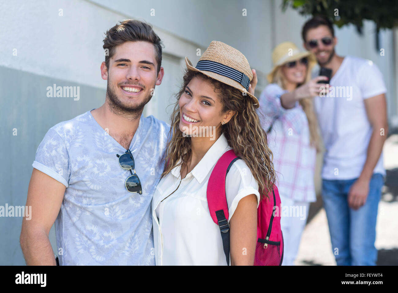 Couple de la hanche smiling at the camera Banque D'Images