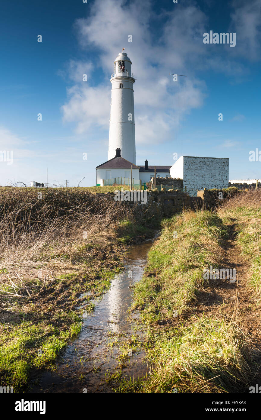 Nash Point Lighthouse reflections est un établissement emblématique du 19e siècle, classée Grade II, bâtiment historique. Banque D'Images