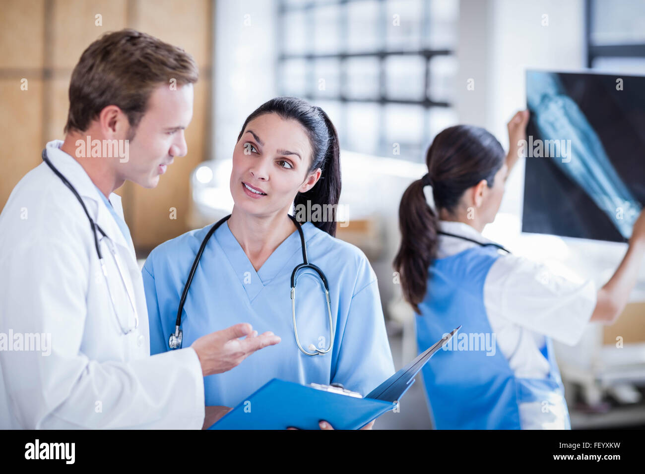 L'équipe médicale de l'examen du rapport sur le presse-papiers Banque D'Images