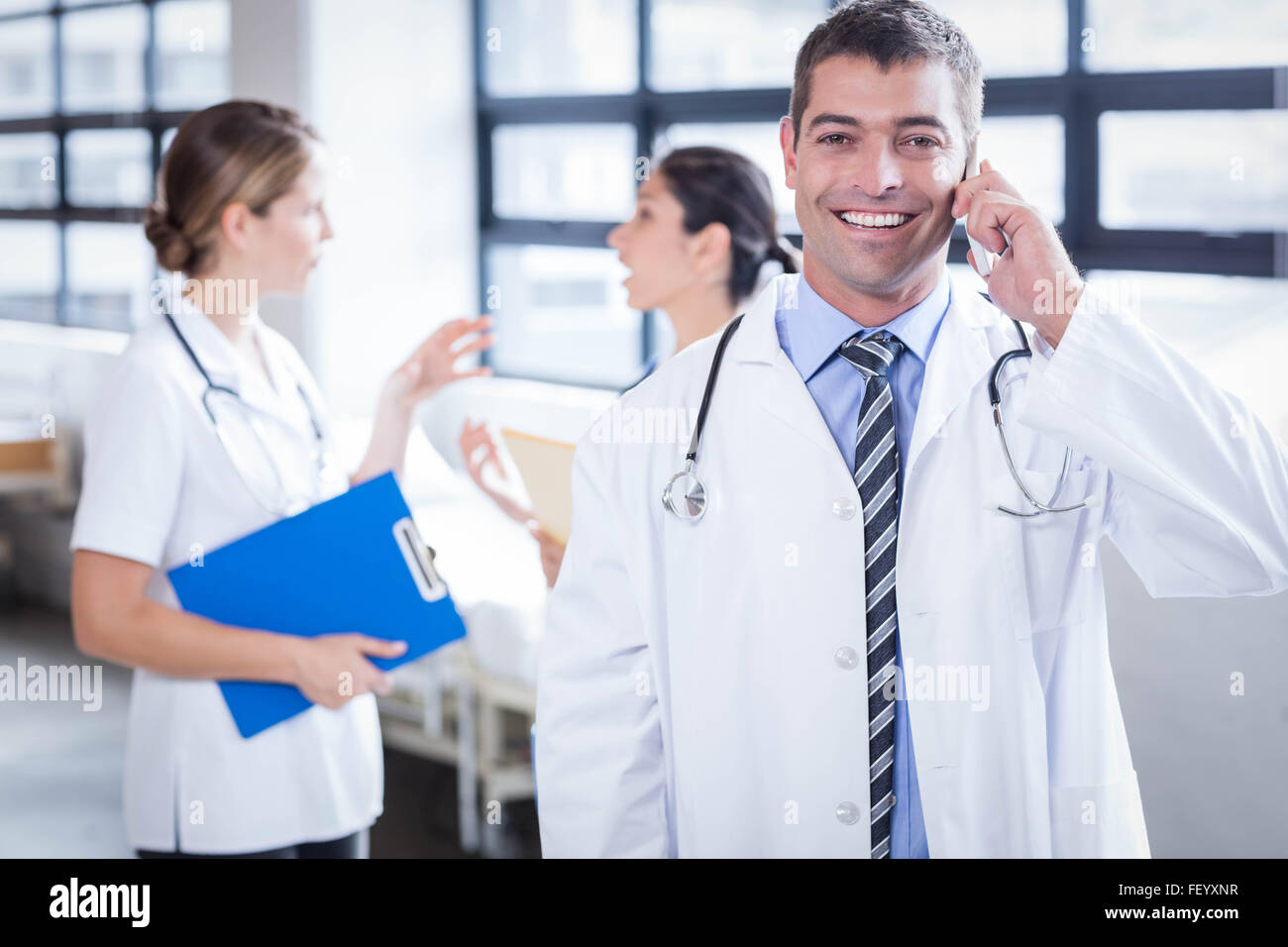 Heureux médecin au téléphone Banque D'Images