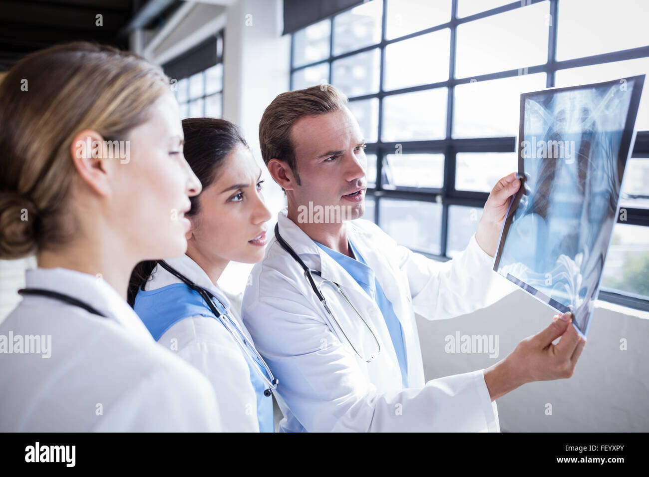 L'équipe médicale à la recherche à l'ensemble des rayons x Banque D'Images