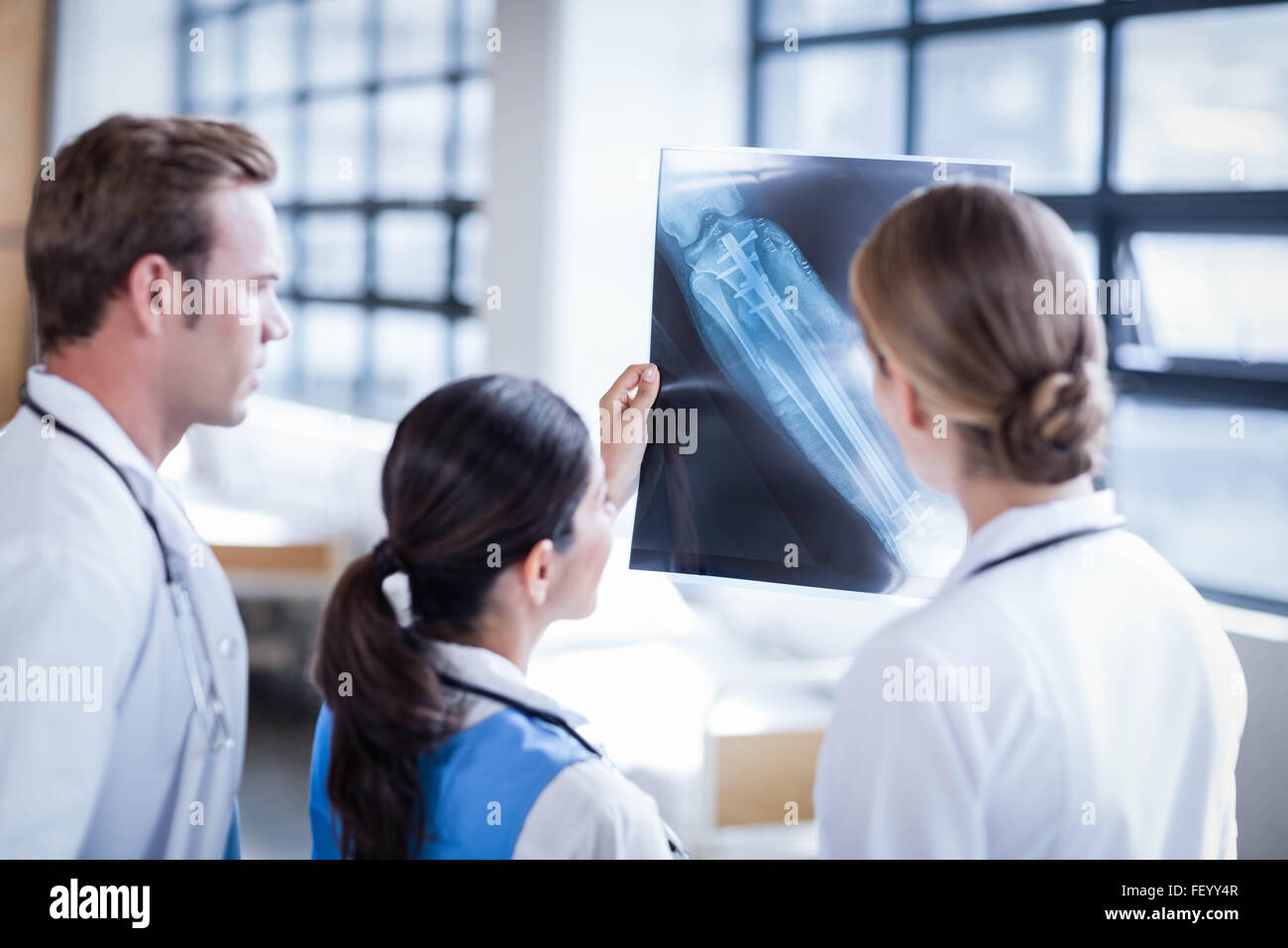 L'équipe médicale à la recherche à l'ensemble des rayons x Banque D'Images