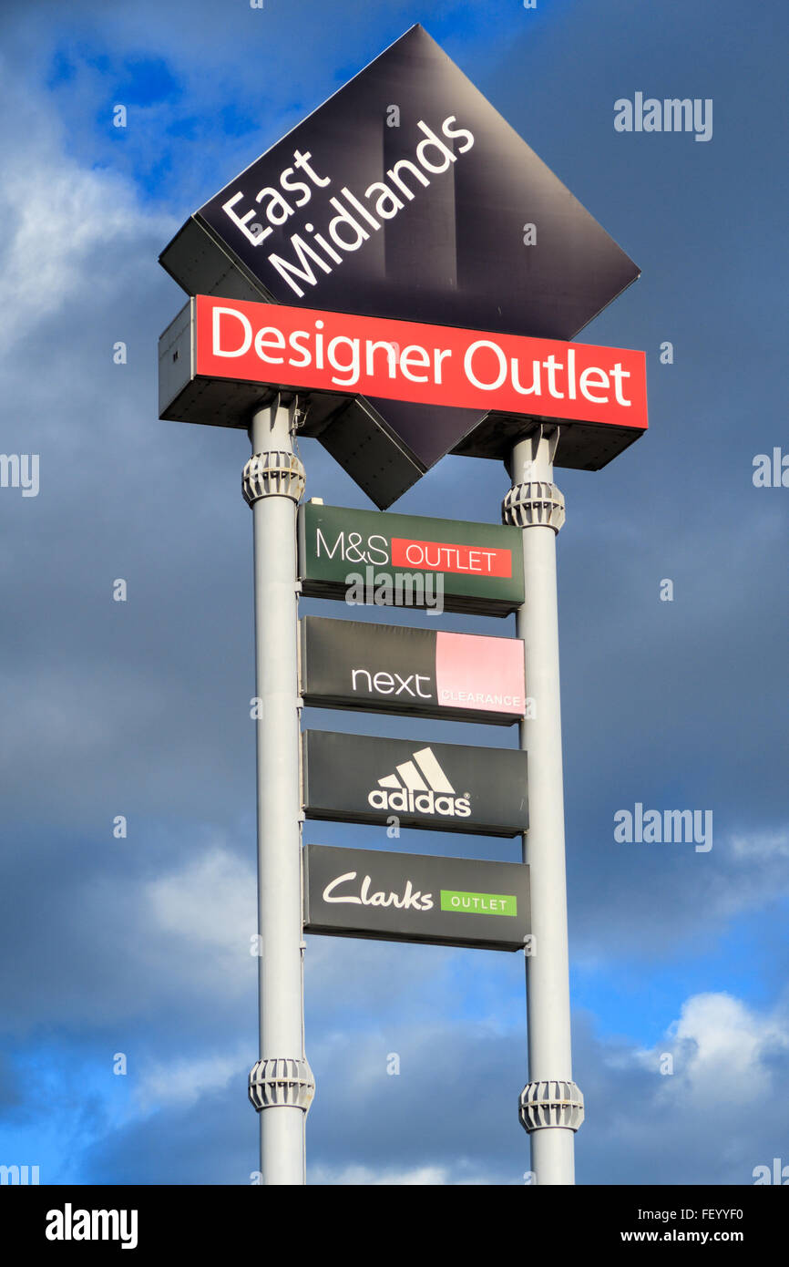 Le principal point de repère signe pour East Midlands Designer Outlet (McArthur Glenn outlet). À Alfreton, Derbyshire, Angleterre. Banque D'Images