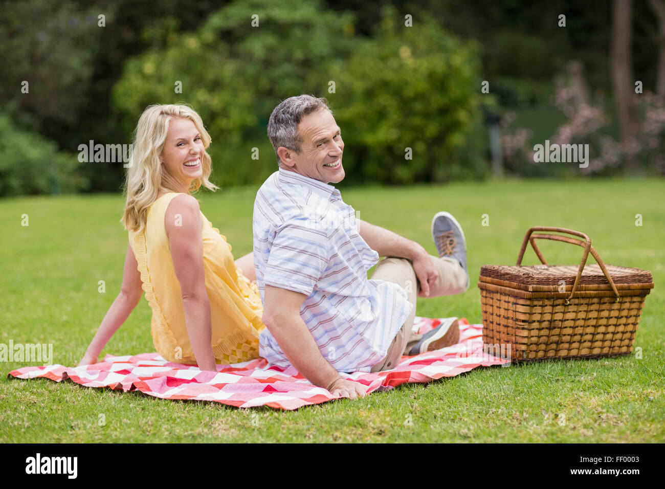 Cute couple having a picnic Banque D'Images