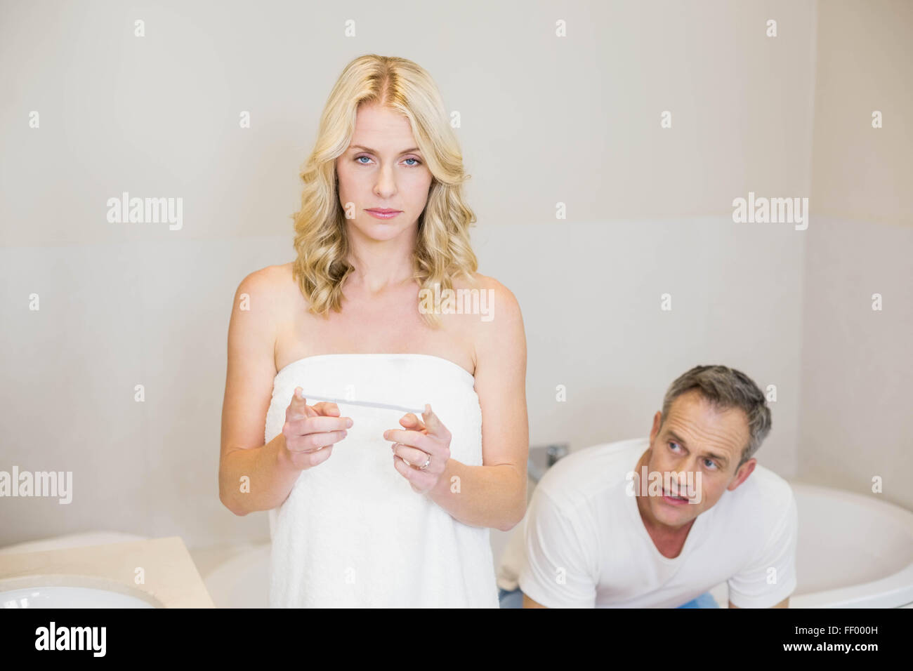 Couple en attente d'un test de grossesse résultats Banque D'Images