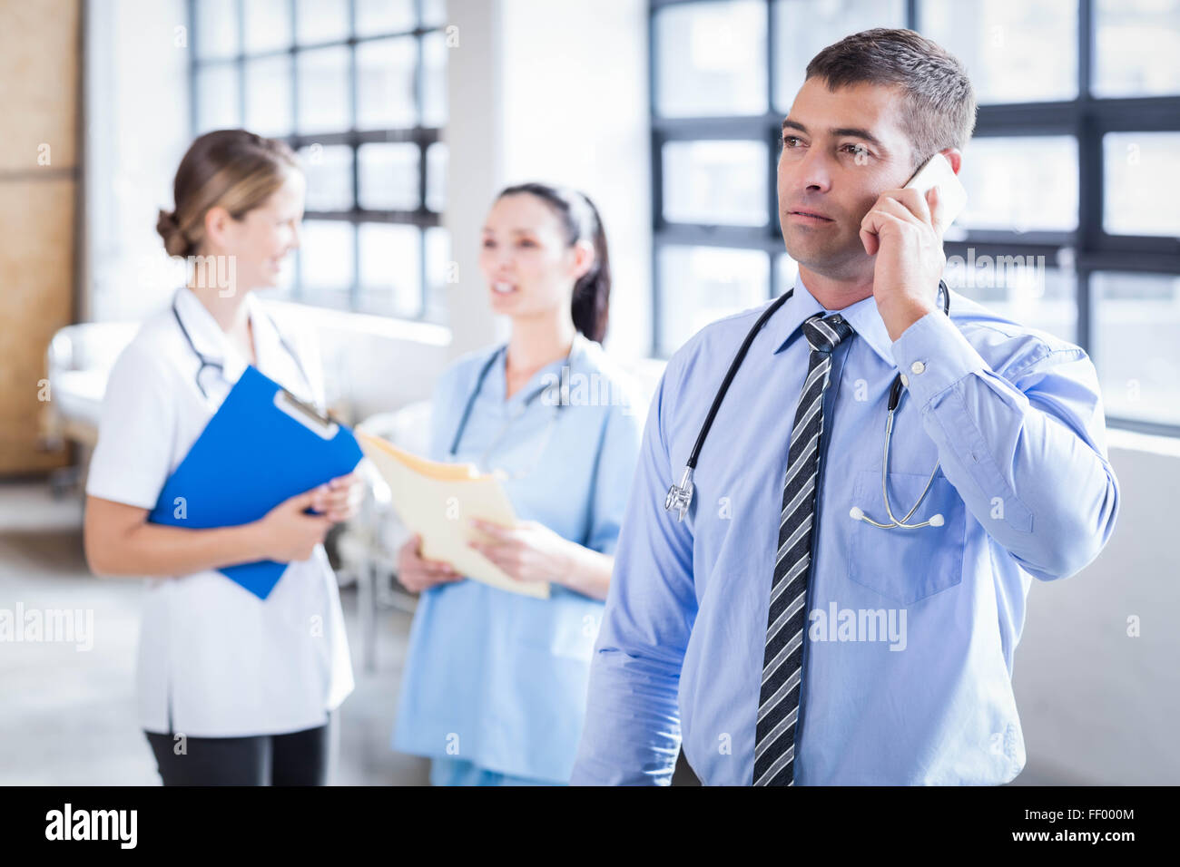 Médecin sérieux sur le téléphone Banque D'Images